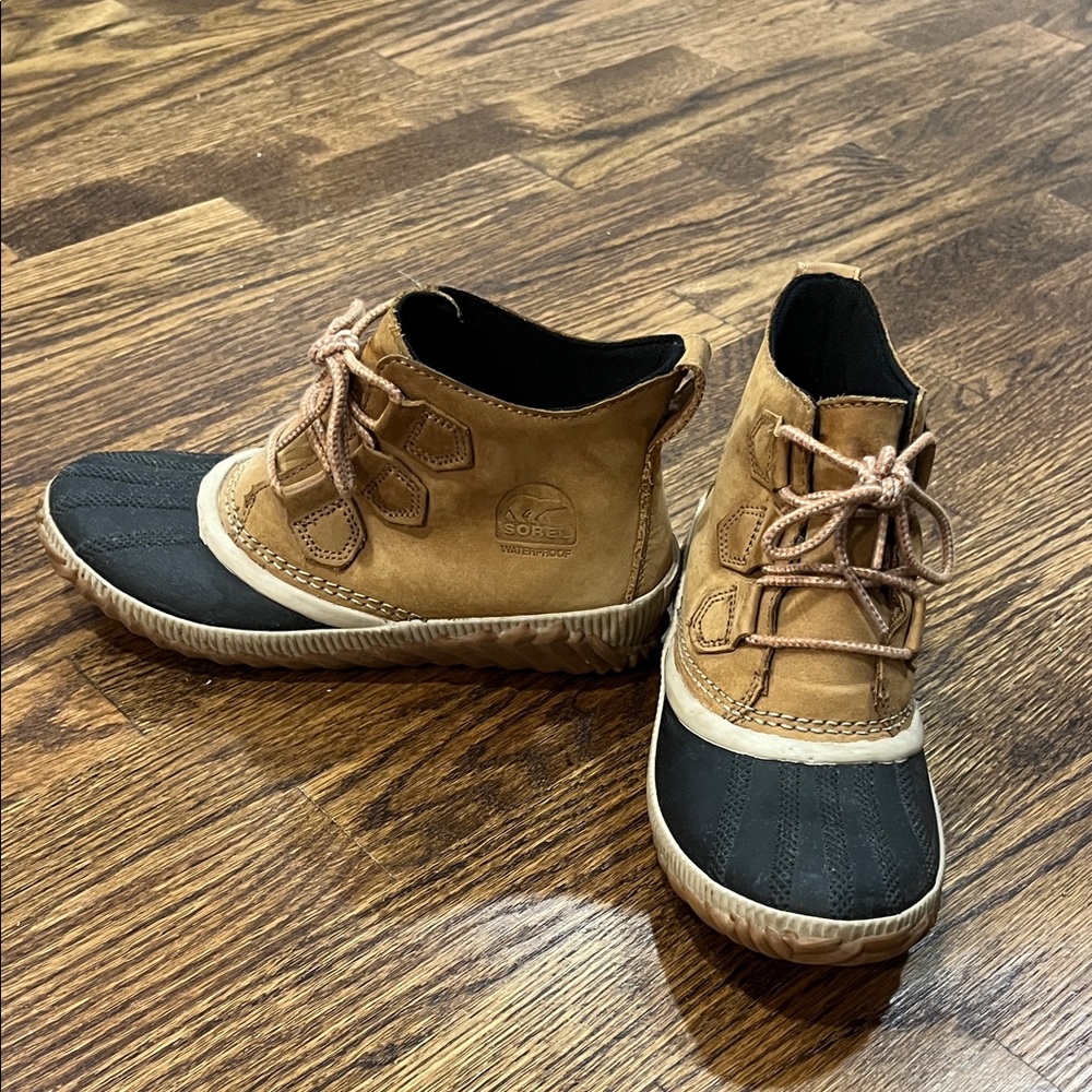 Sorel Out N About Plus Boot - Brown and Black Lace-Up Boots